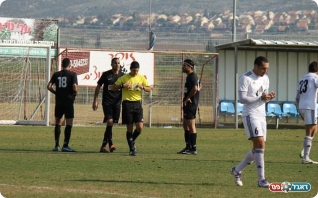 רון שבתאי מרחיק את אסי גומה(צילום:אנטולי רובינסקי)